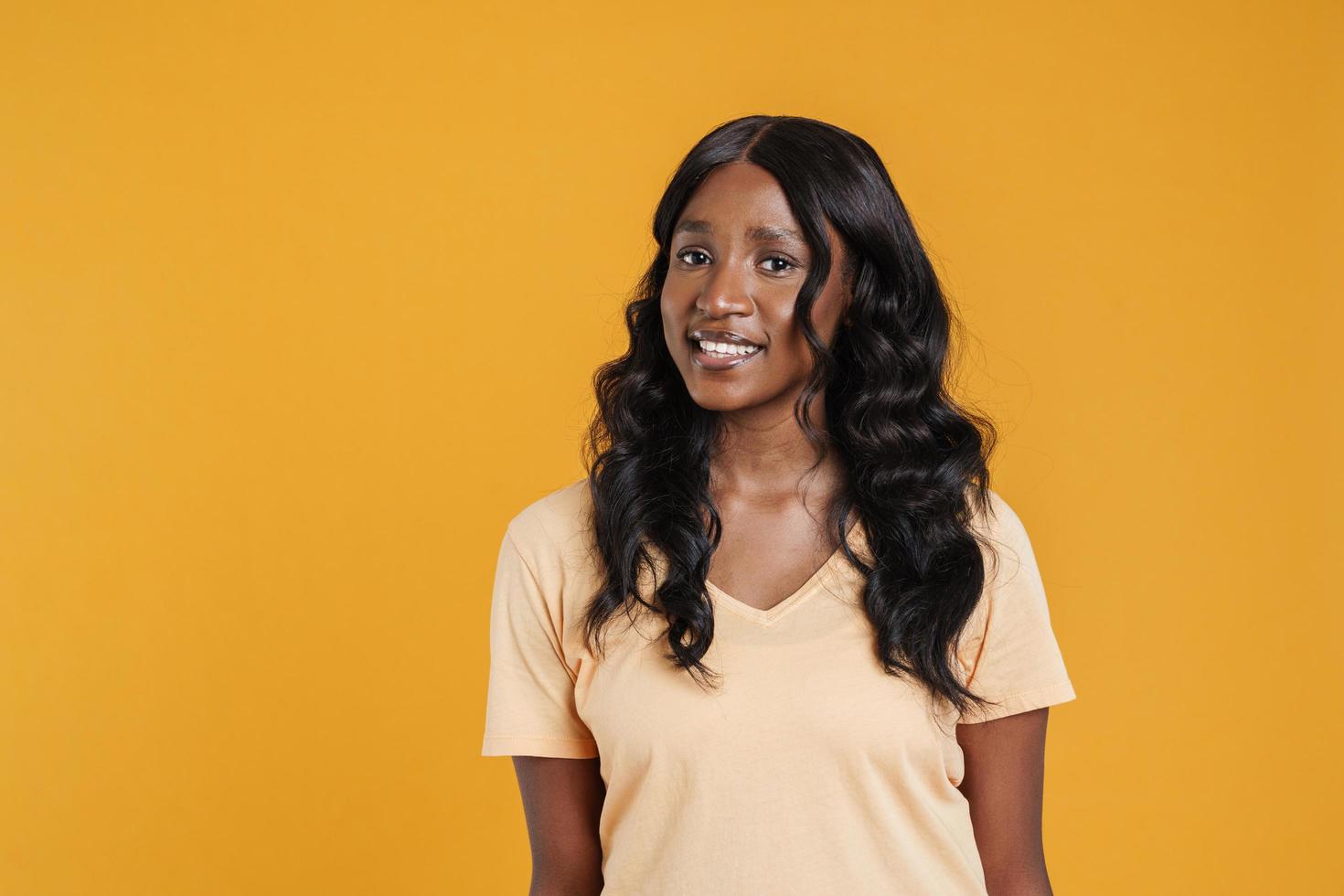 mulher sorridente africana em t-shirt foto