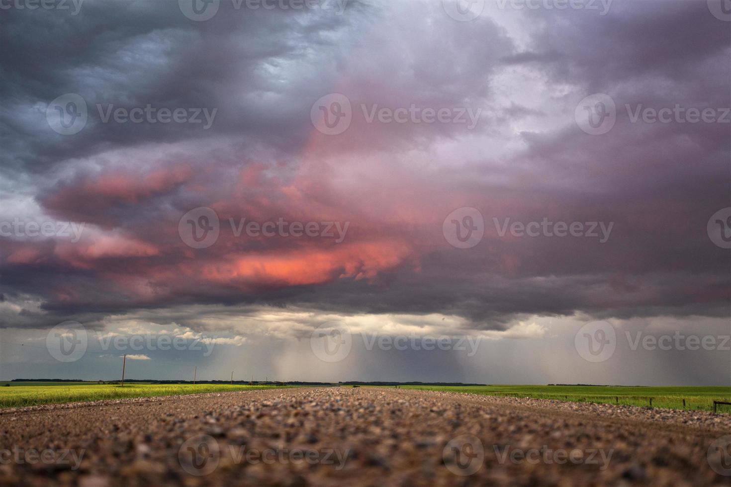 pradaria nuvens de tempestade pôr do sol foto