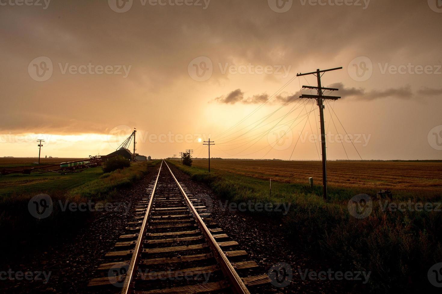 pradaria nuvens de tempestade pôr do sol foto