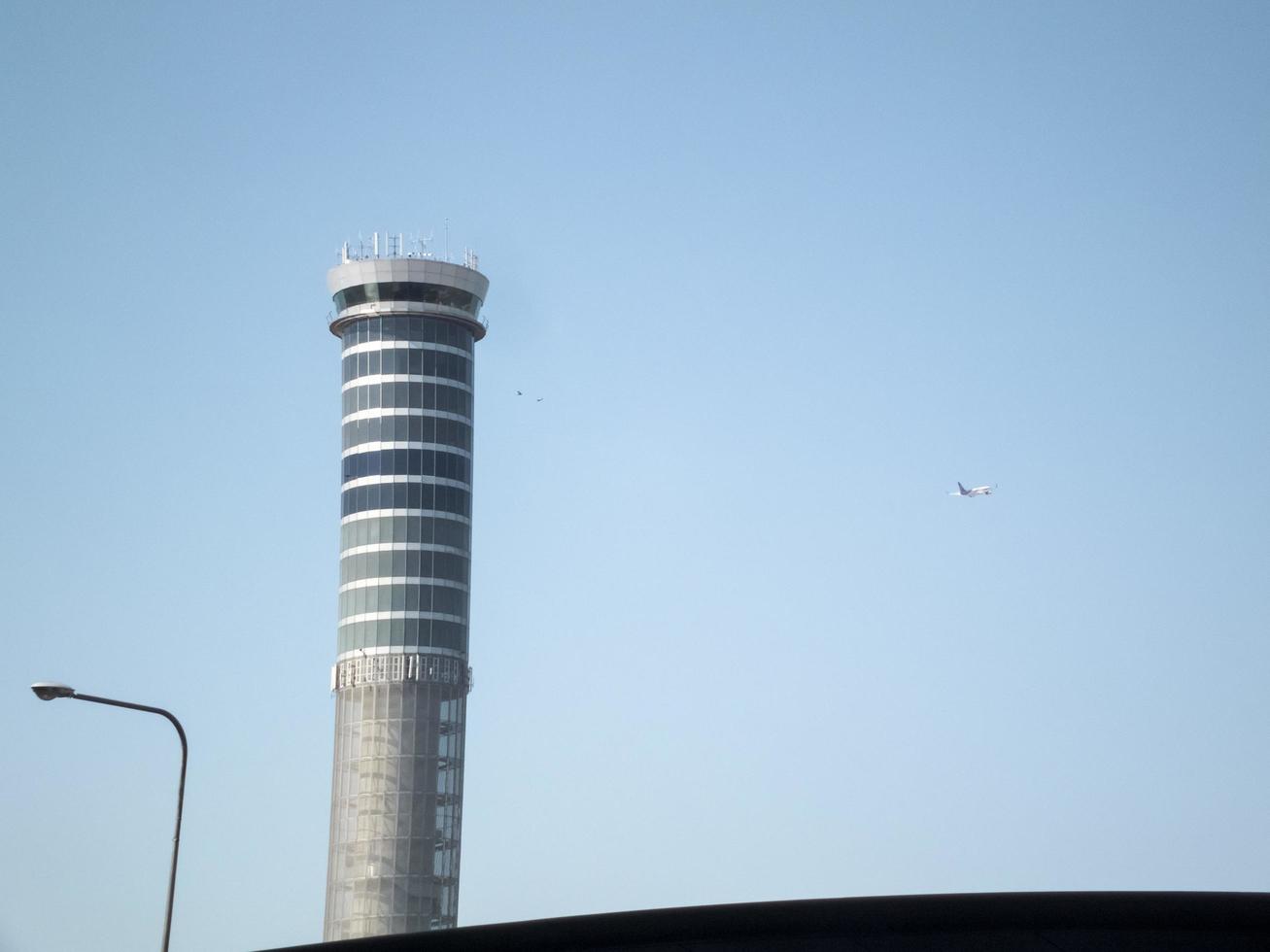 suvarnabhumi bangkok tailândia31 de outubro de 2018o aeroporto de suvarnabhumi tem torre de controle the world'1 highrise tower 132,2 m e o terceiro maior terminal de passageiros do mundo. em bangkok tailândia31 foto