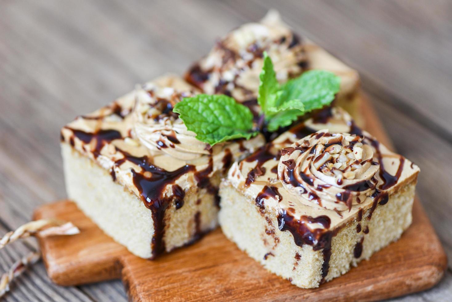 bolo de café com cobertura de chocolate deliciosa sobremesa doce servida na mesa - foto