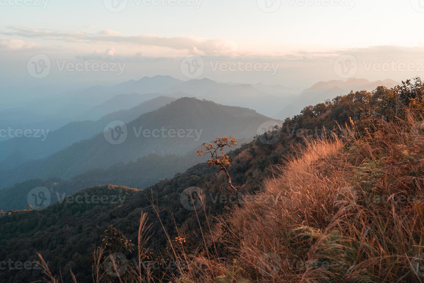 paisagem paisagem de montanha à noite foto