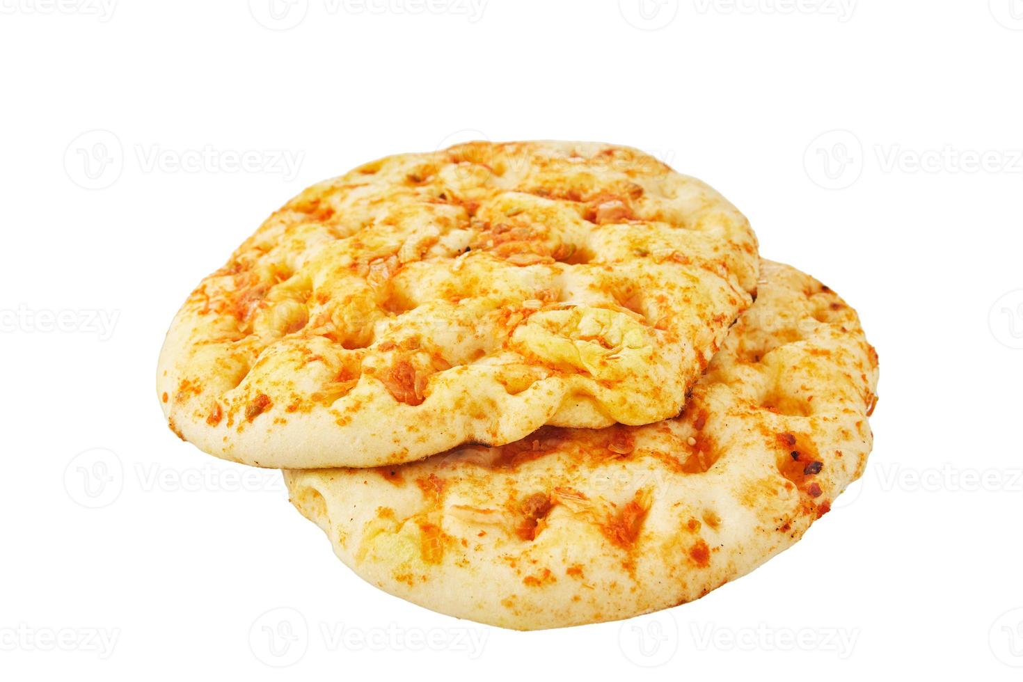 pão pita com cebola e tomate em estilo pizza isolado no fundo branco foto