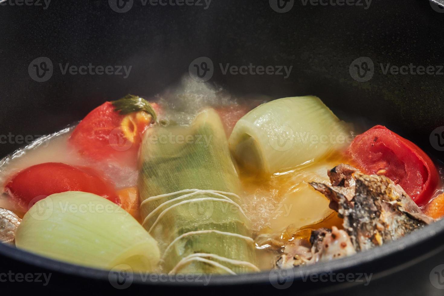 legumes fervendo em panela com close-up de vapor foto