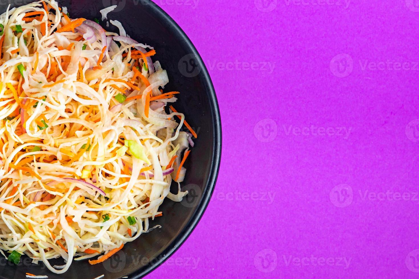 salada coleslow repolho vegetal cenoura, cebola, verduras vegano ou vegetariano foto