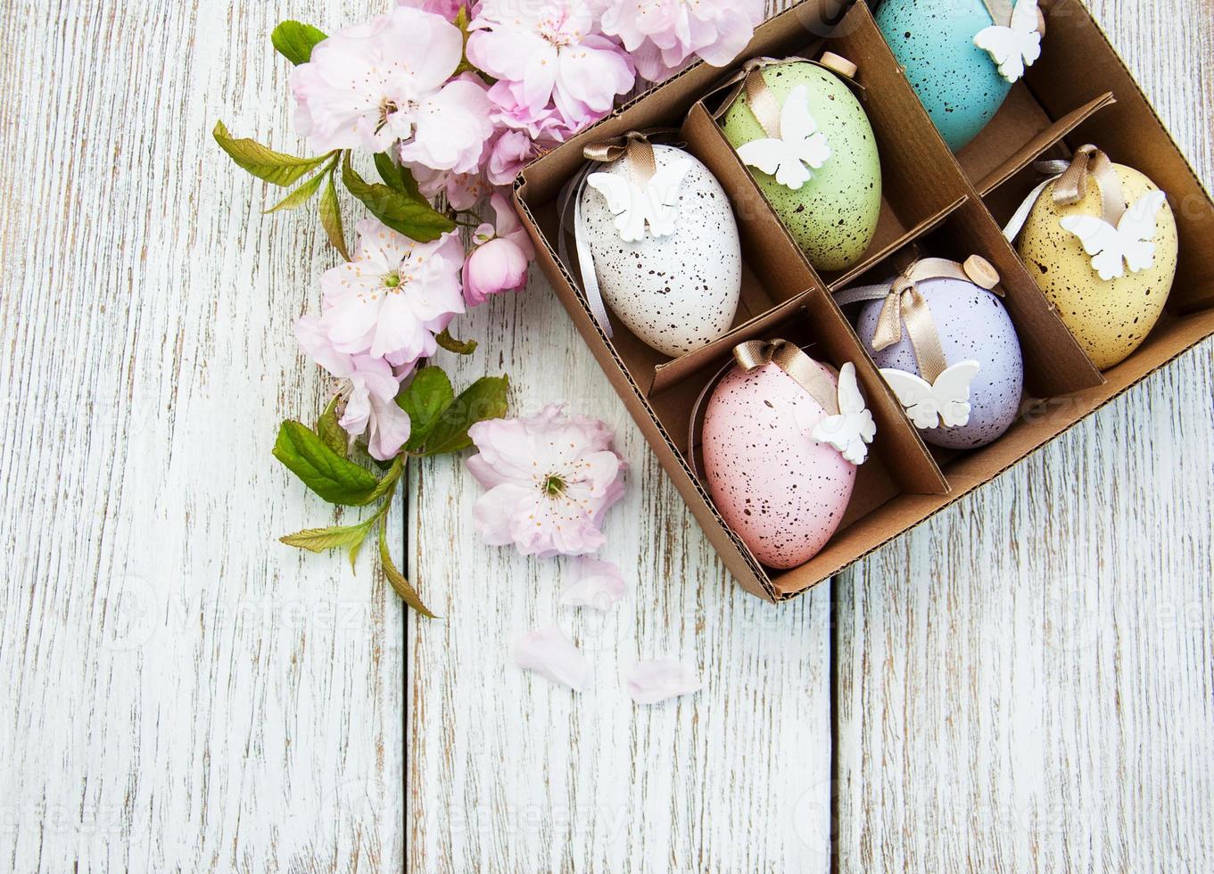 ovos de páscoa e flor de sakura foto