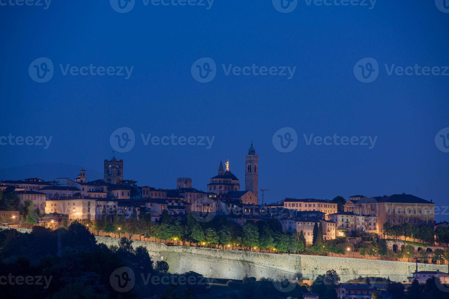 horizonte de bergamo à noite foto