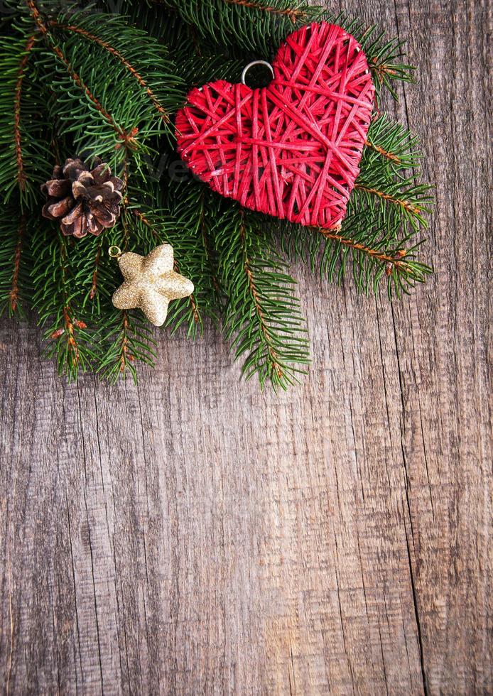 galhos de árvores de natal com decoração de coração foto