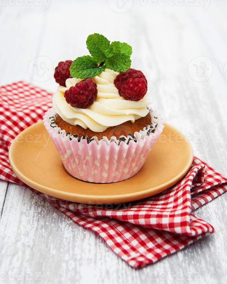 cupcake com framboesas frescas foto