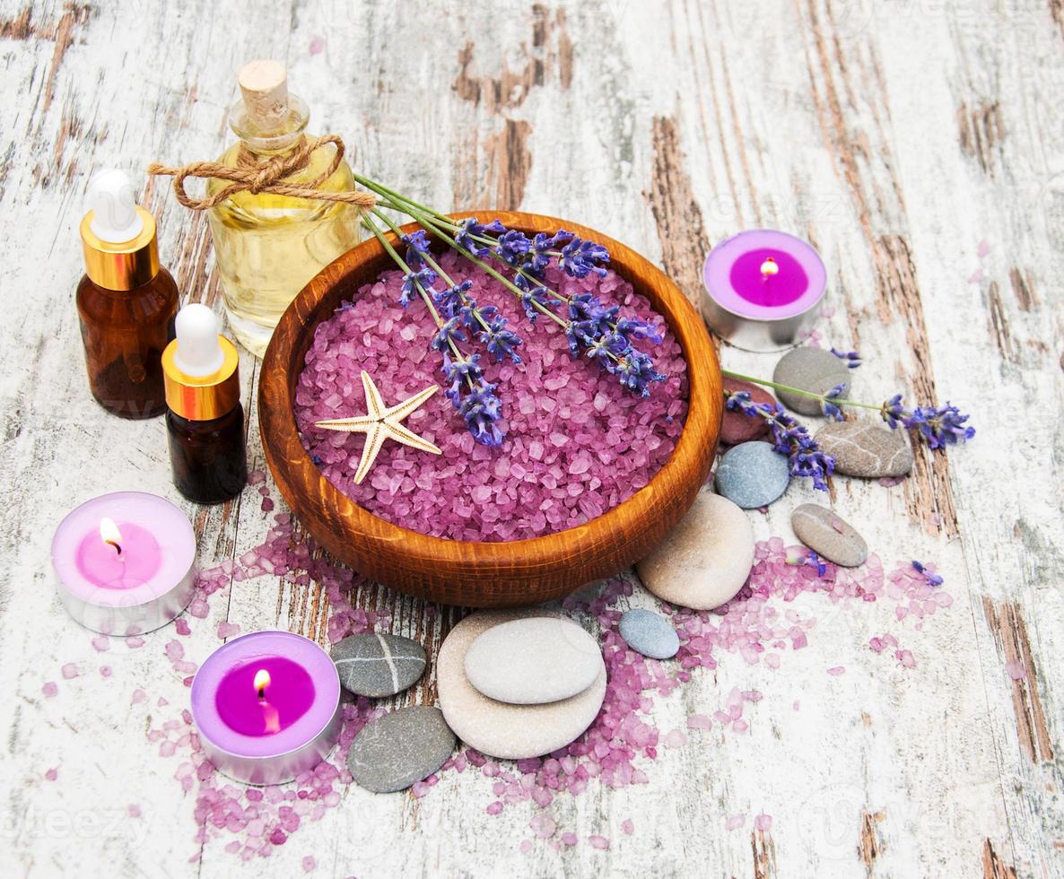 produtos de spa e flores de lavanda foto