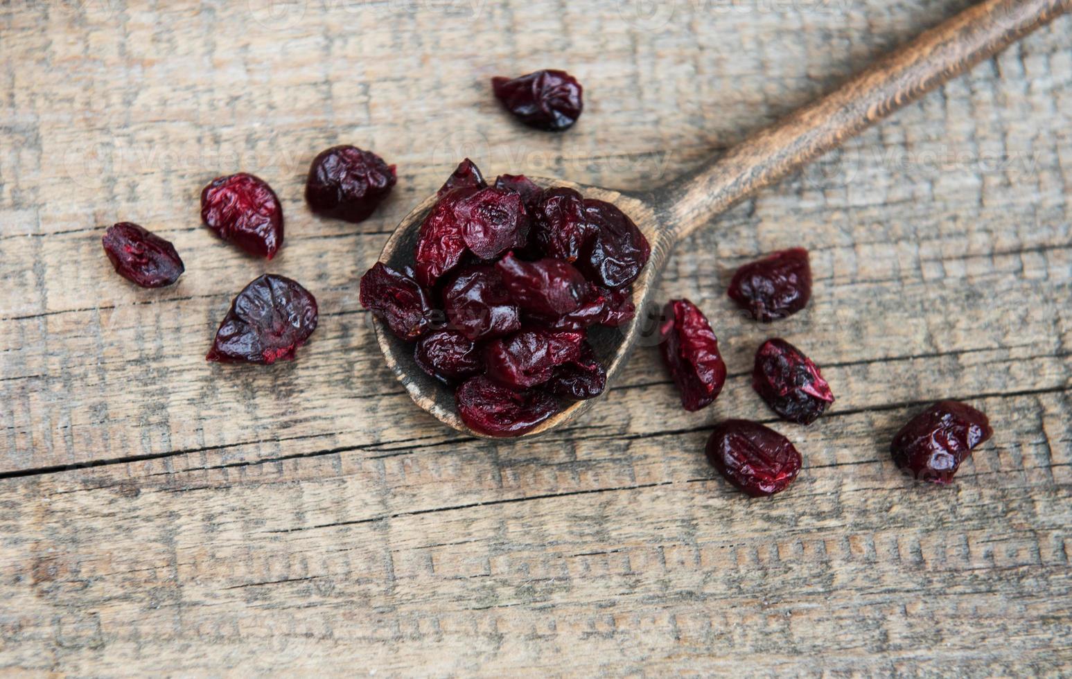 cranberries secas em uma mesa foto