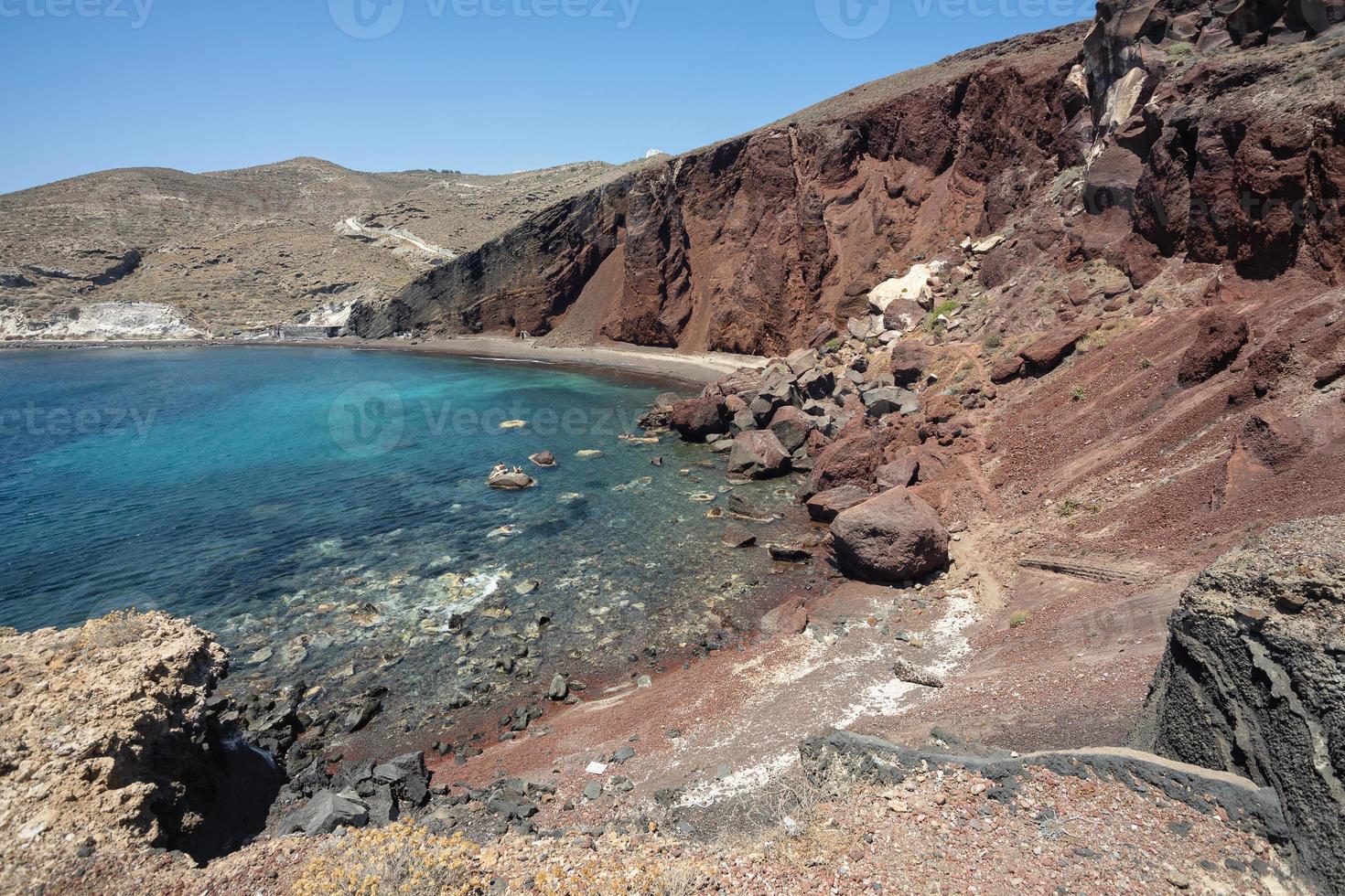 rochas vulcânicas de kokkini paralia ou praia vermelha na ilha de santorini, grécia. foto