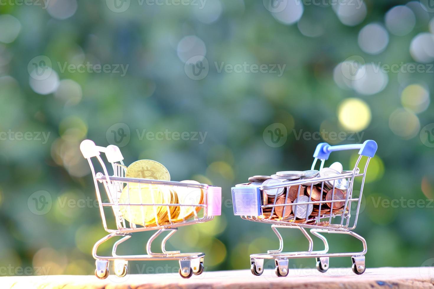 moeda no carrinho em fundo verde bokeh e negócios ou finanças economizando dinheiro foto