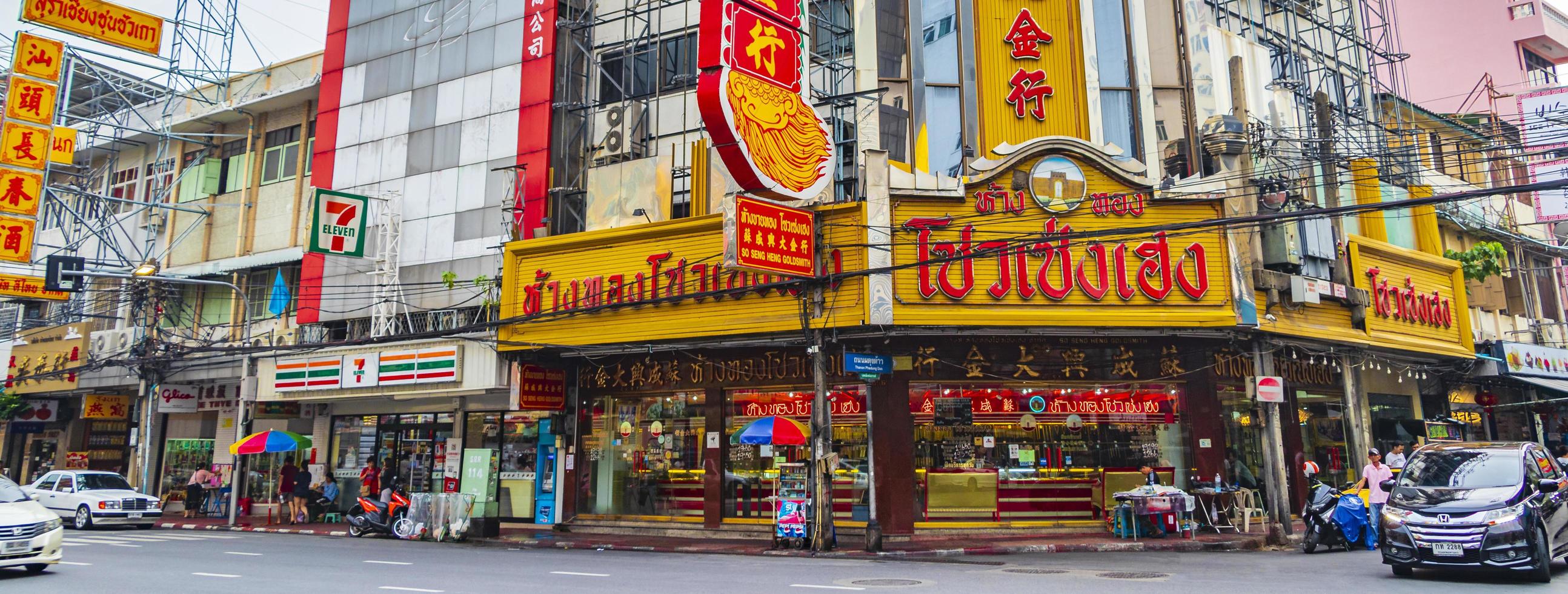 bangkok tailândia 22 de maio de 2018 ruas comerciais coloridas típicas china town yaowarat road bangkok tailândia. foto