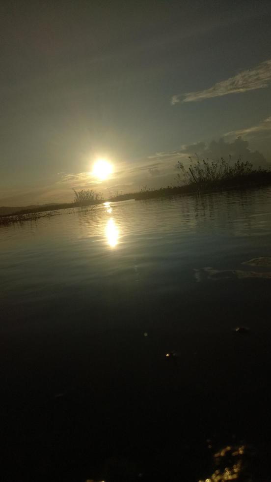 pôr do sol no lago foto