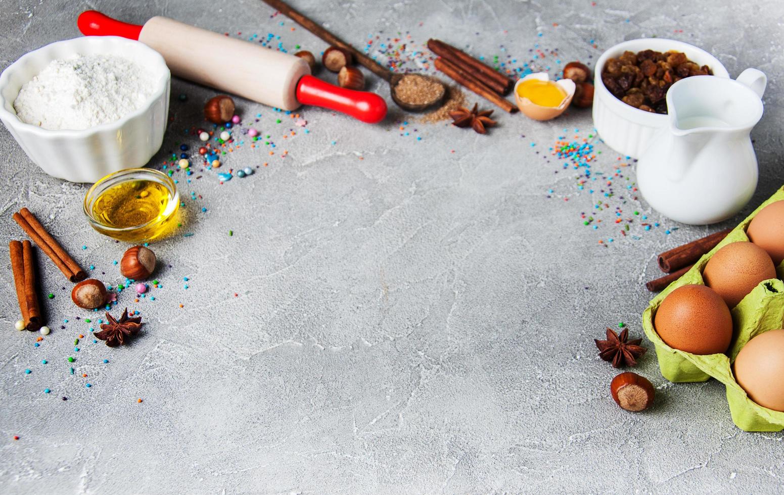 mesa de cozinha com ingredientes de cozimento foto