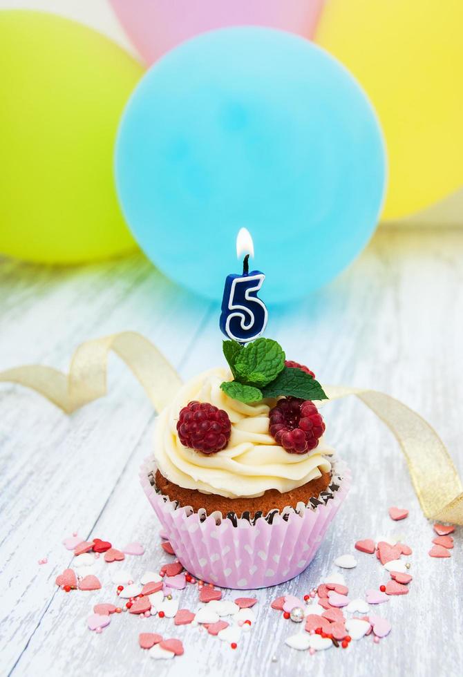 cupcake com uma vela numeral cinco foto