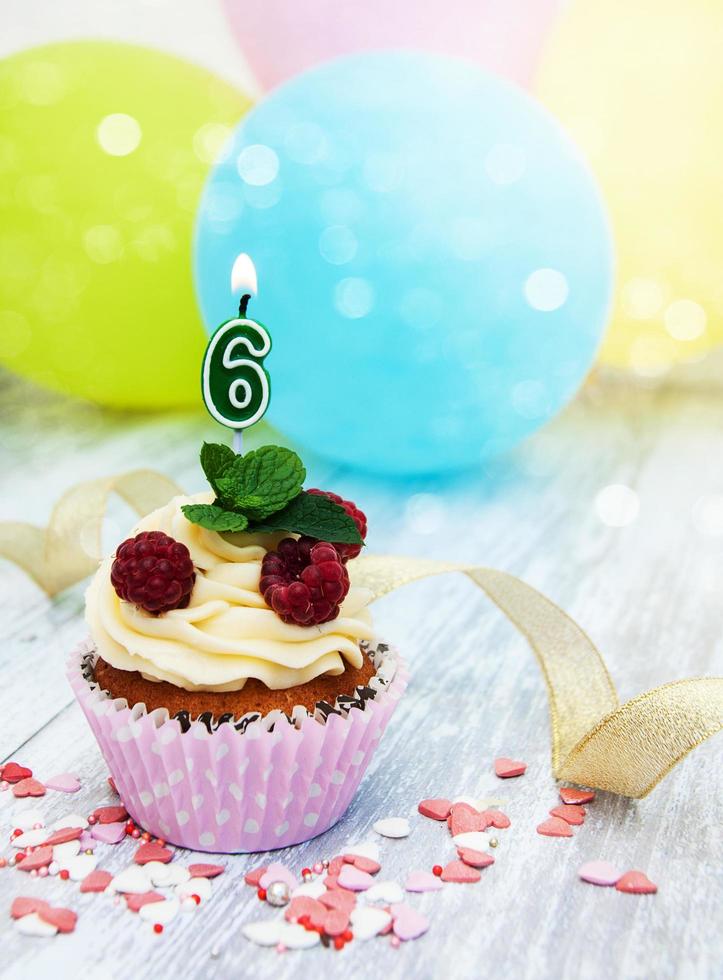 cupcake com uma vela numeral seis foto