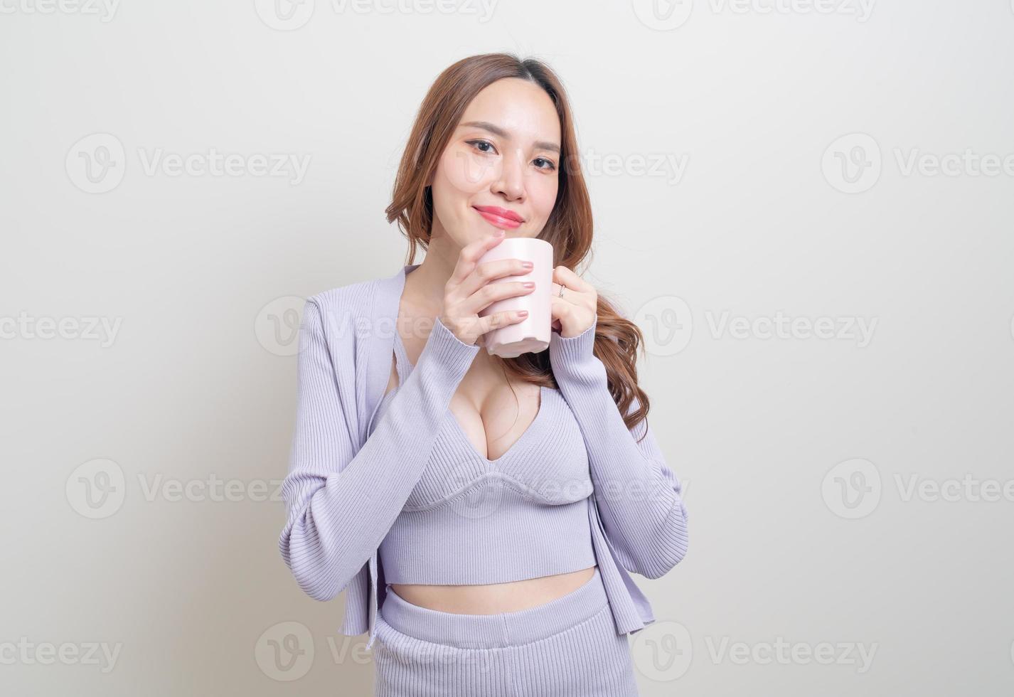 retrato linda mulher asiática segurando uma xícara de café ou caneca foto