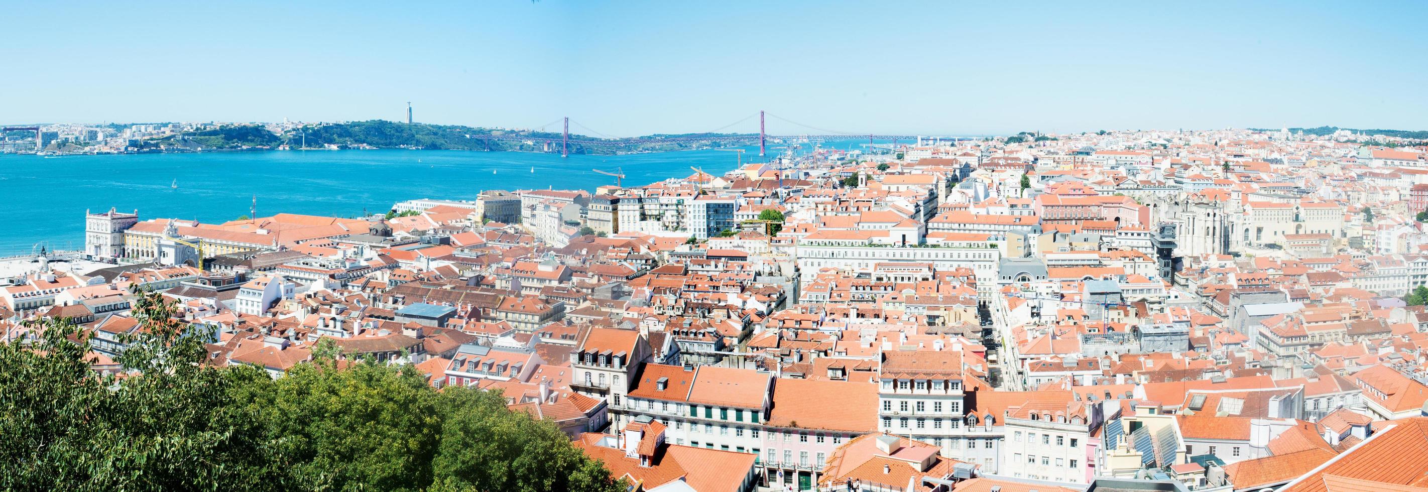 bela vista aérea de lisboa e rio em um dia ensolarado. ponte 25 de abril ao fundo. Portugal. foto