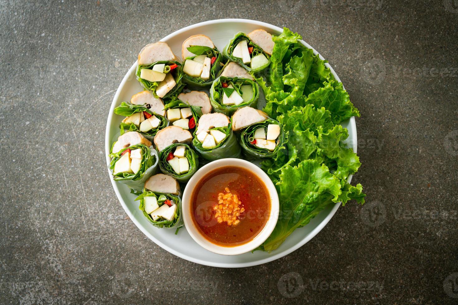 Wrap de almôndega vietnamita ou rolo de salada vietnamita ou namnueng ou nem nuong foto