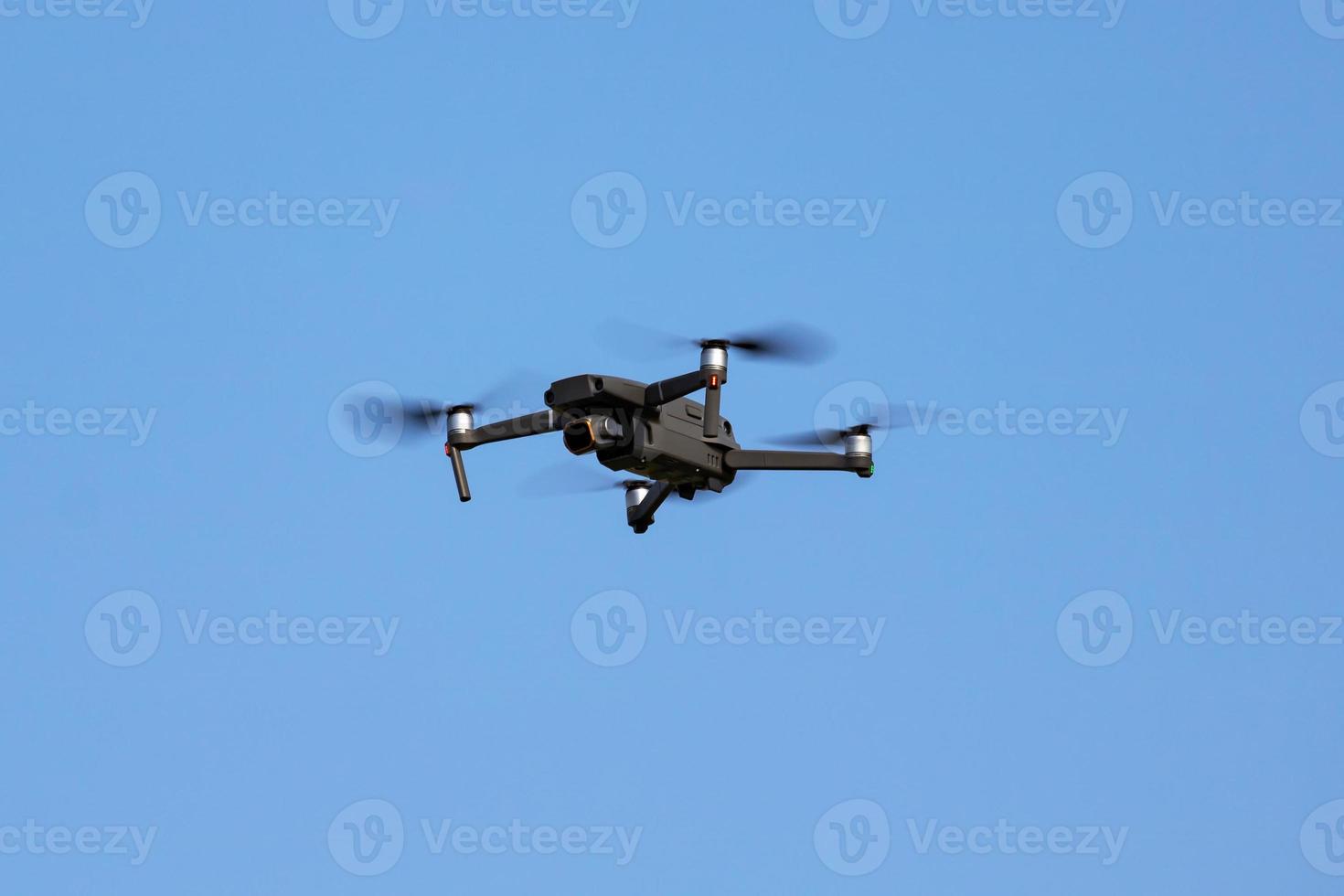 drone voando. fotografia aérea e videografia. veículo aéreo não tripulado. foto