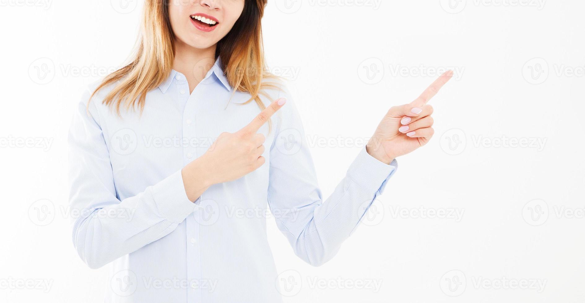 retrato recortado de sorrir atraente, mulher, menina no dedo da camisa apontando no fundo branco. empresária, copie o espaço foto