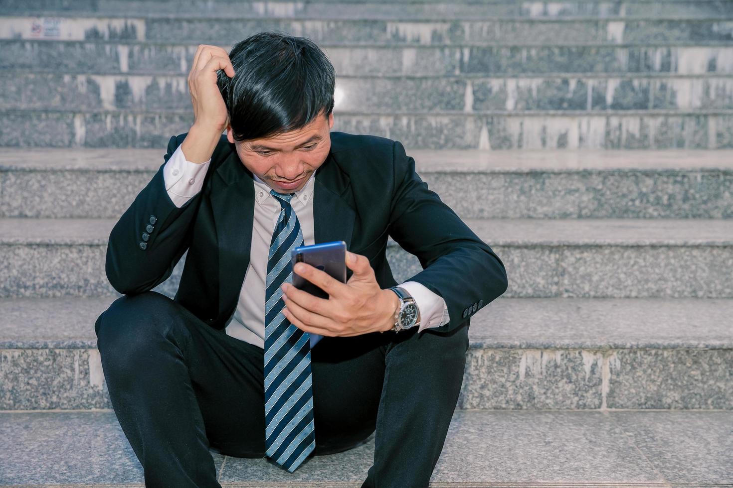 Empresários asiáticos com dores de cabeça ou enxaqueca na prefeitura depois do trabalho imagens de jovens empresários cansados, estresse, crise, depressão, fracasso em conceitos de negócios foto