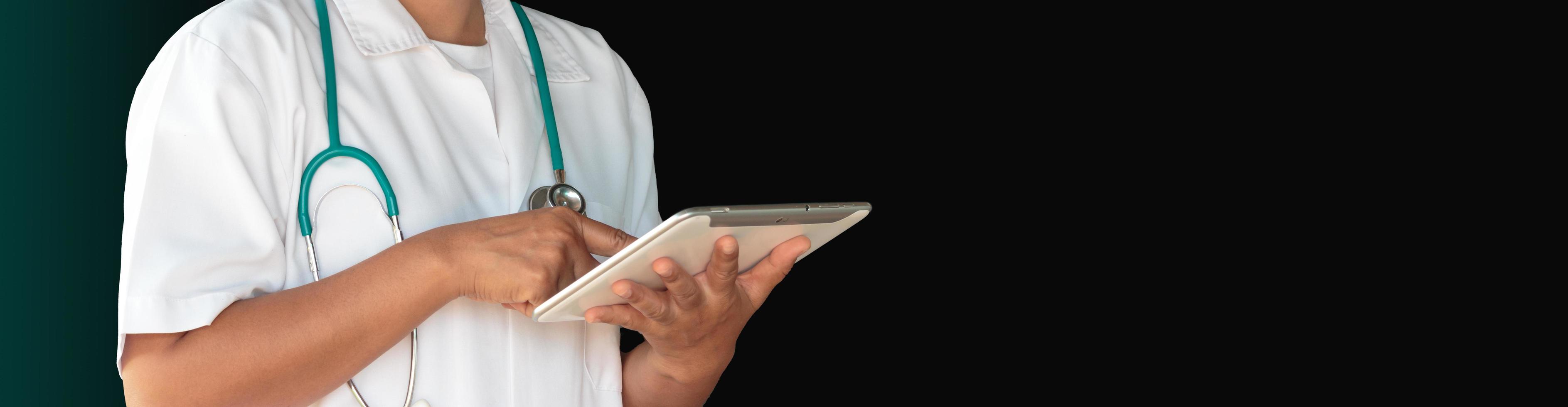 médico de vestido branco com estetoscópio segurando um tablet, fundo de conceito médico de banner foto