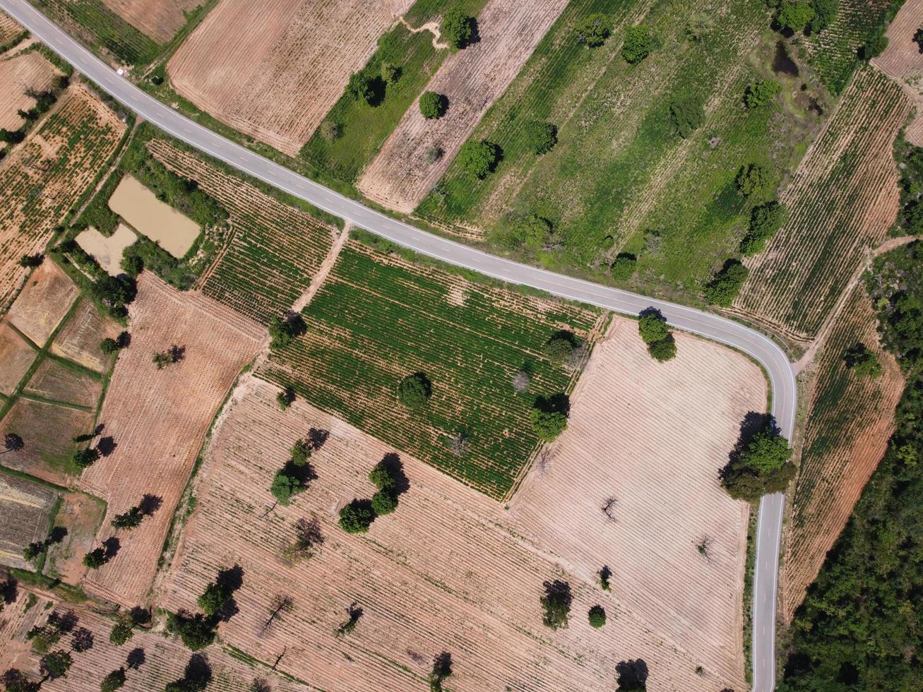 terras agrícolas de montanha na tailândia rural, fotografia de paisagem, fotografia de drone foto