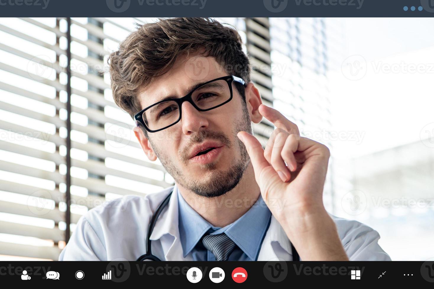 médico masculino fazendo videochamada conversando com o paciente, conceitos de consulta médica online foto