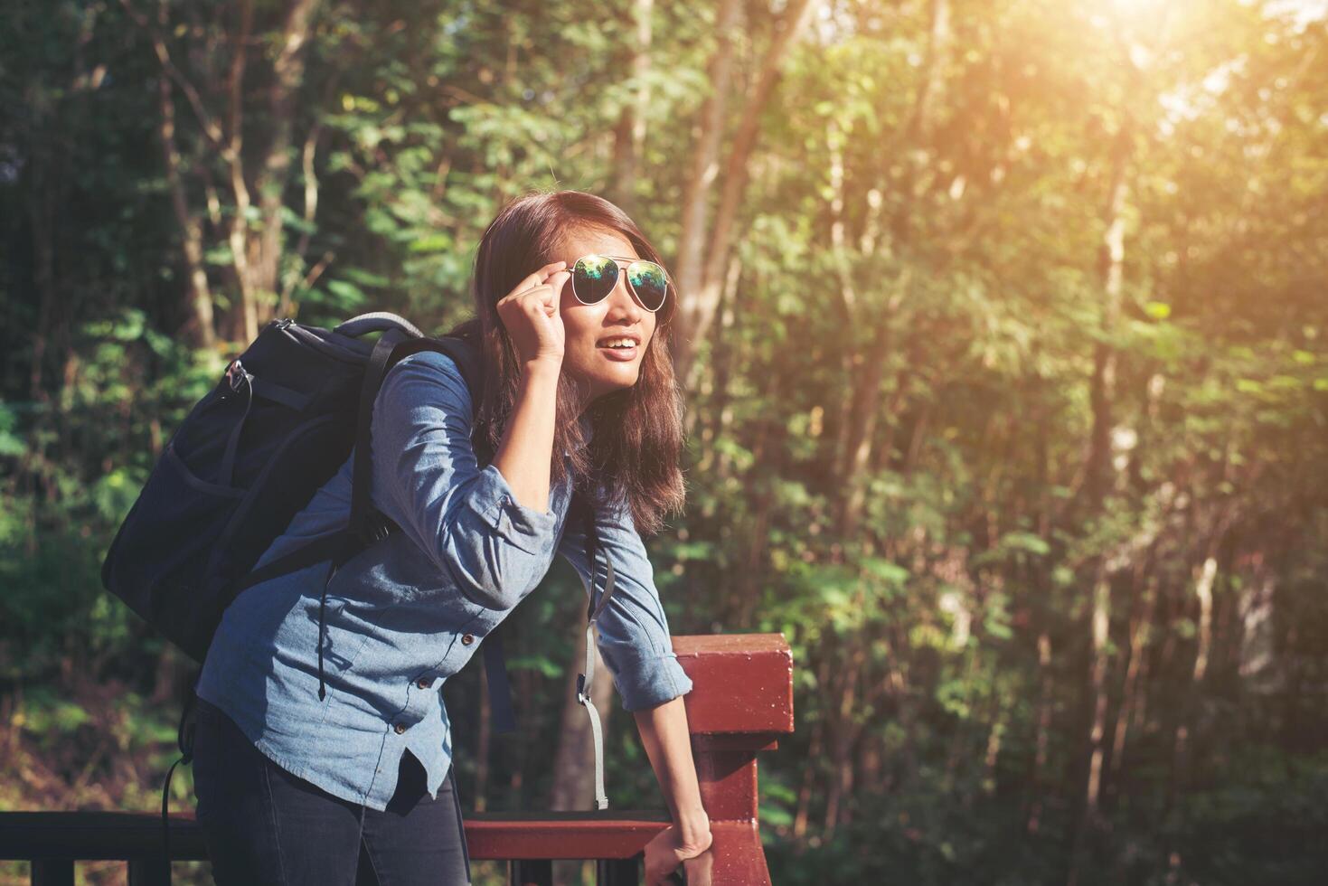 jovem mulher atraente desfrutar com a natureza ao redor, aventura alcançada. foto