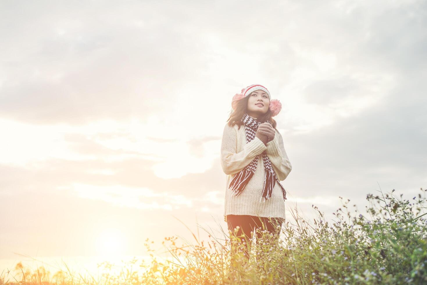 jovem mulher bonita vestindo roupas de inverno em pé desfrutar com a natureza. conceito de tempo de inverno. foto