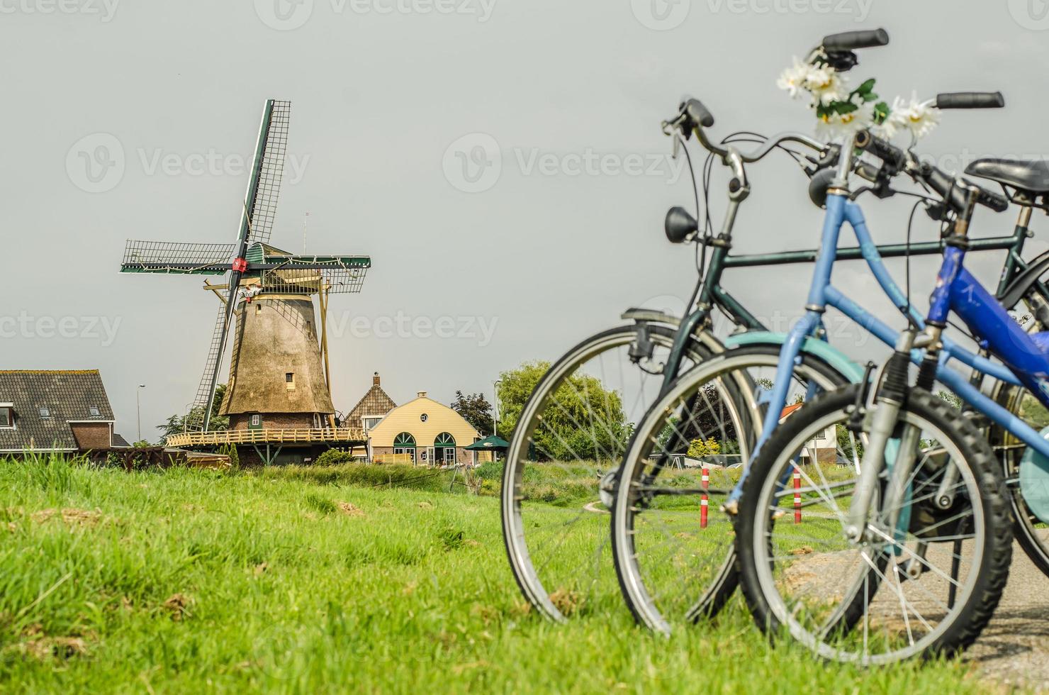 três bicicletas com moinho de vento foto