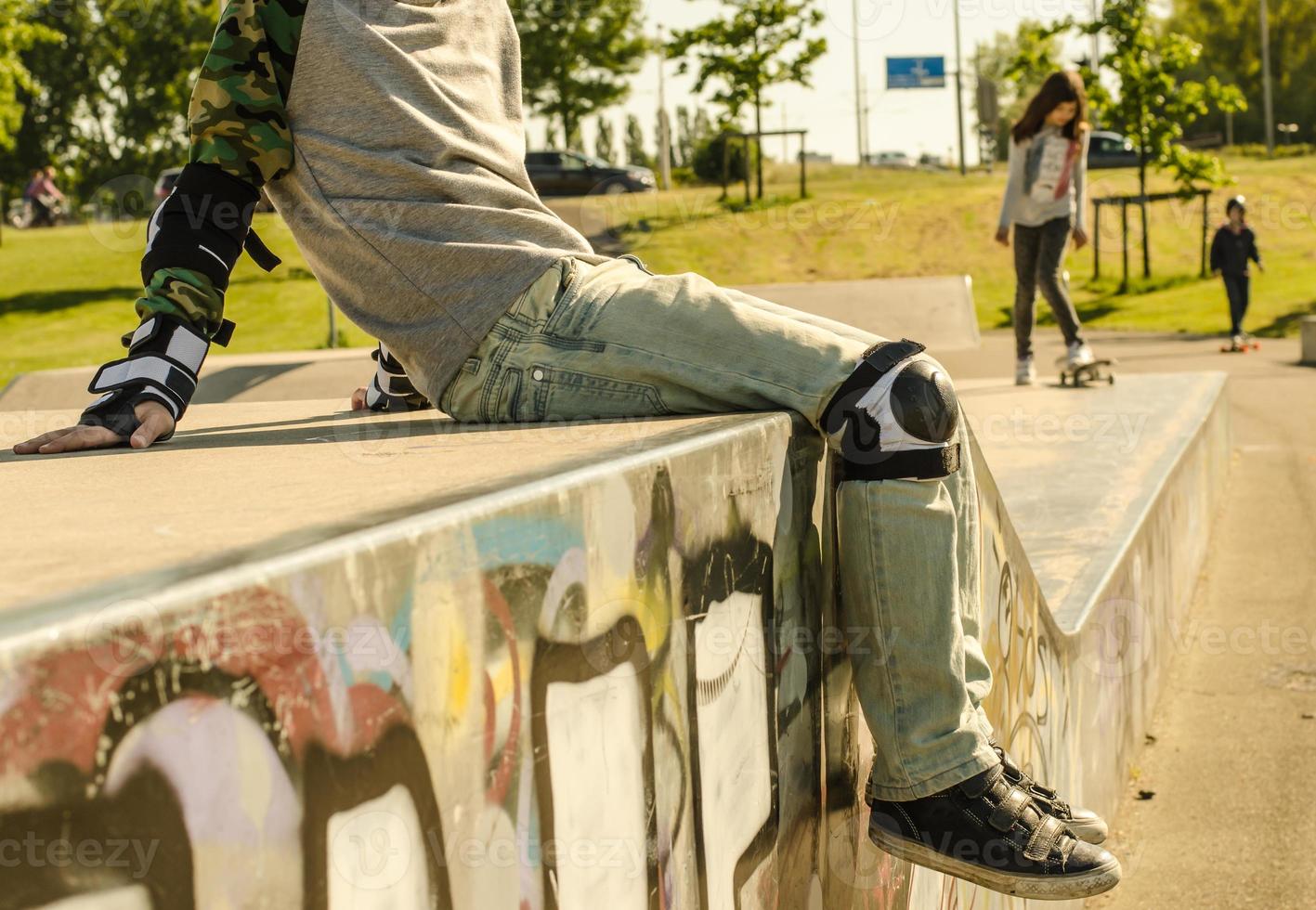 crianças no skate park foto