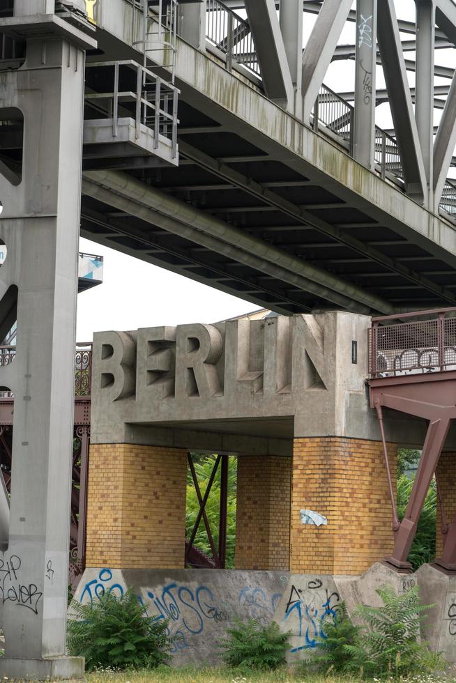 berlim, alemanha, 7 de agosto de 2019 - entrada para o museu alemão de tecnologia debaixo de uma ponte foto