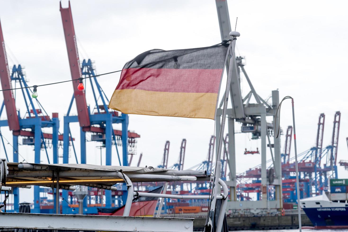 bandeira alemã acenando no porto de hamburgo, alemanha foto