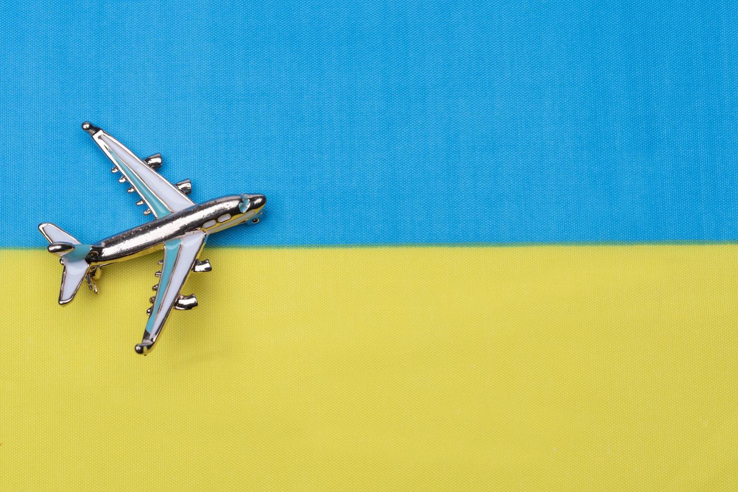 bandeira da ucrânia e o avião. o conceito de viagem. foto