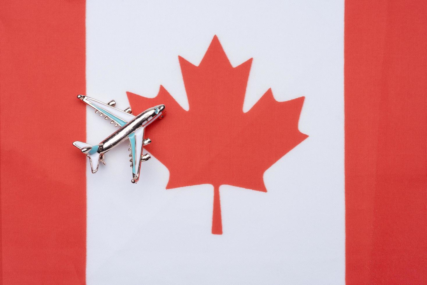 bandeira do Canadá e o avião. o conceito de viagem. foto