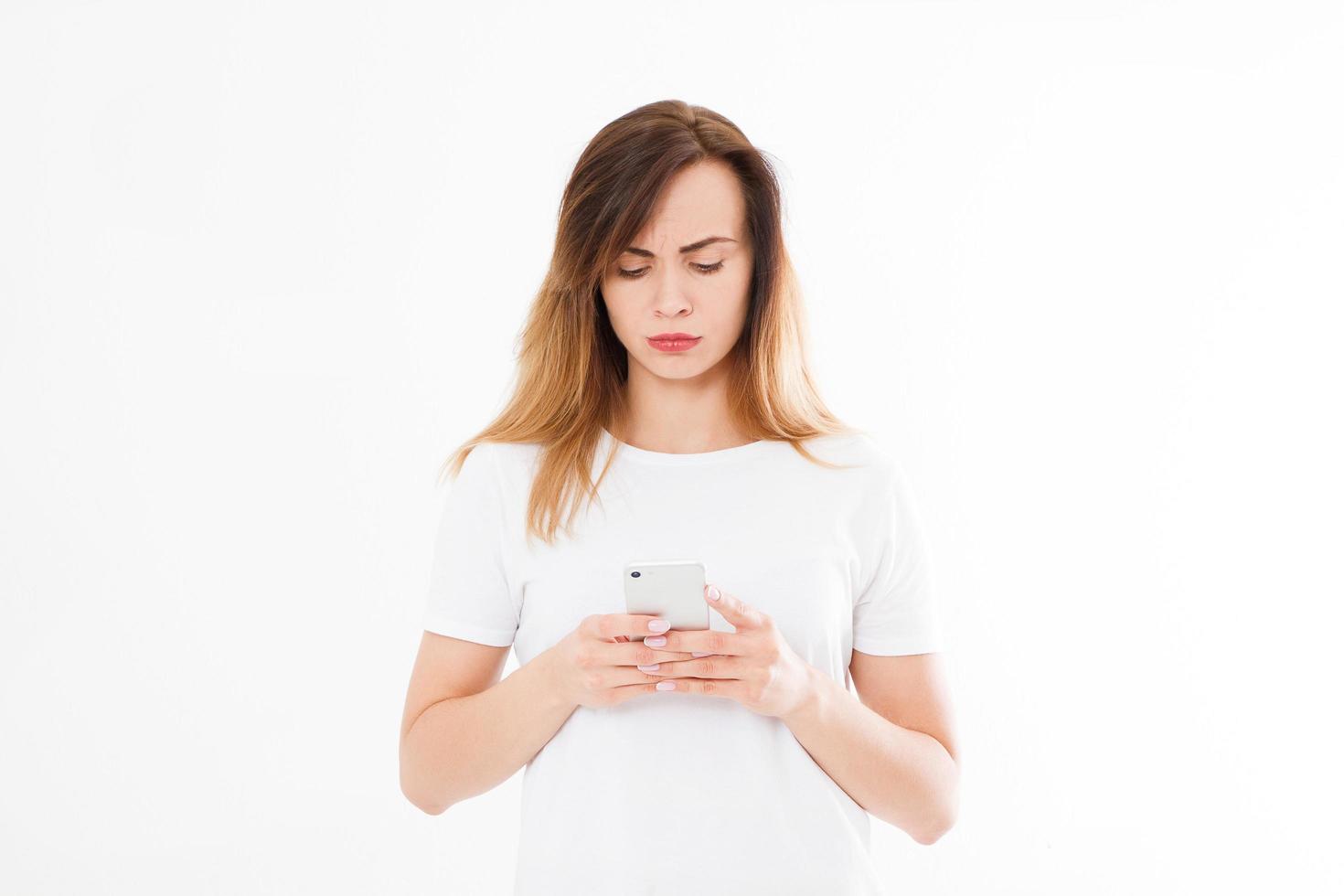 garota usou smartphone, celular isolado no fundo branco. mulher triste segurando o telefone branco. espaço de cópia foto