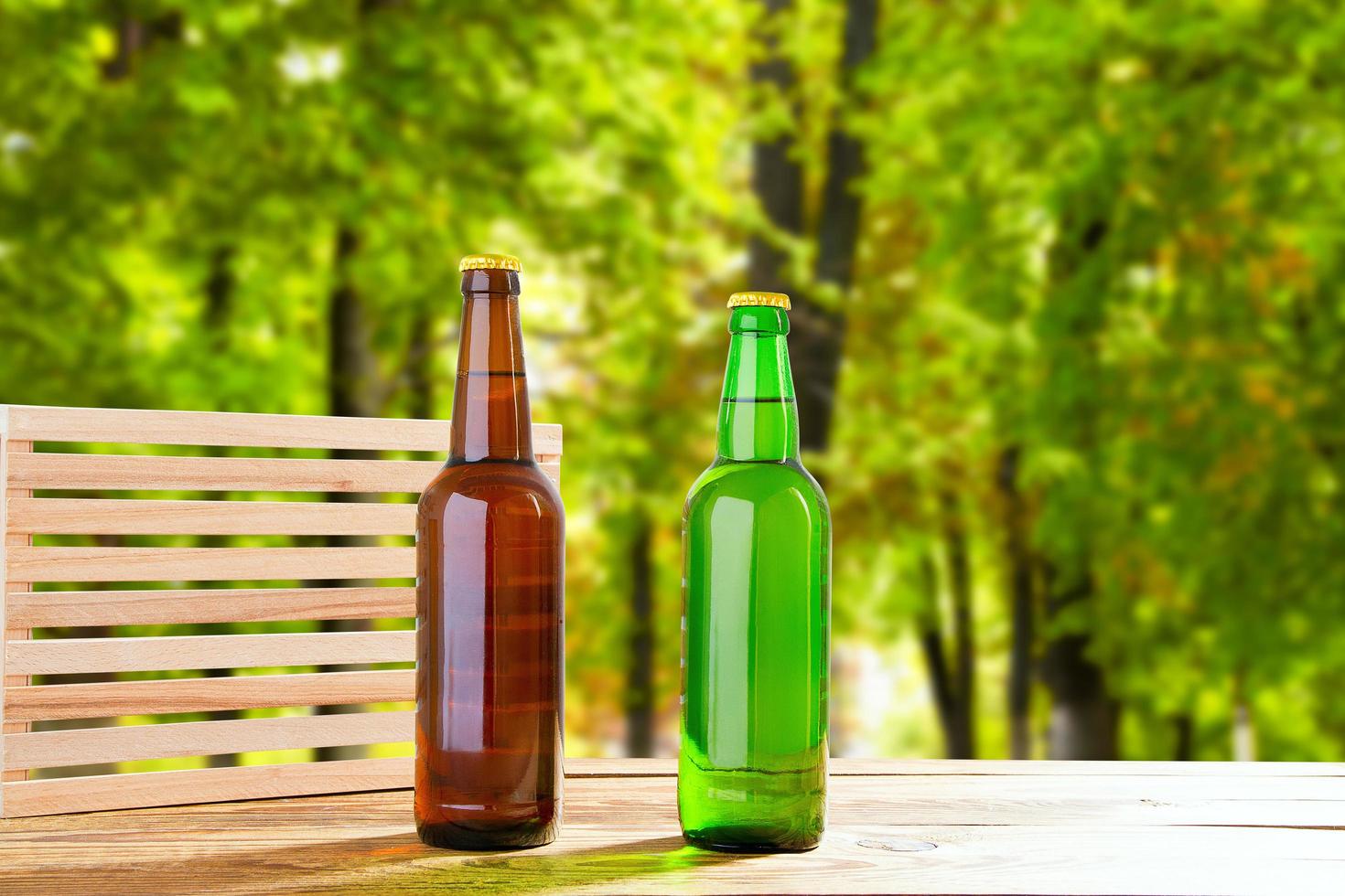 garrafas na mesa no fundo do parque turva, bebidas de verão foto