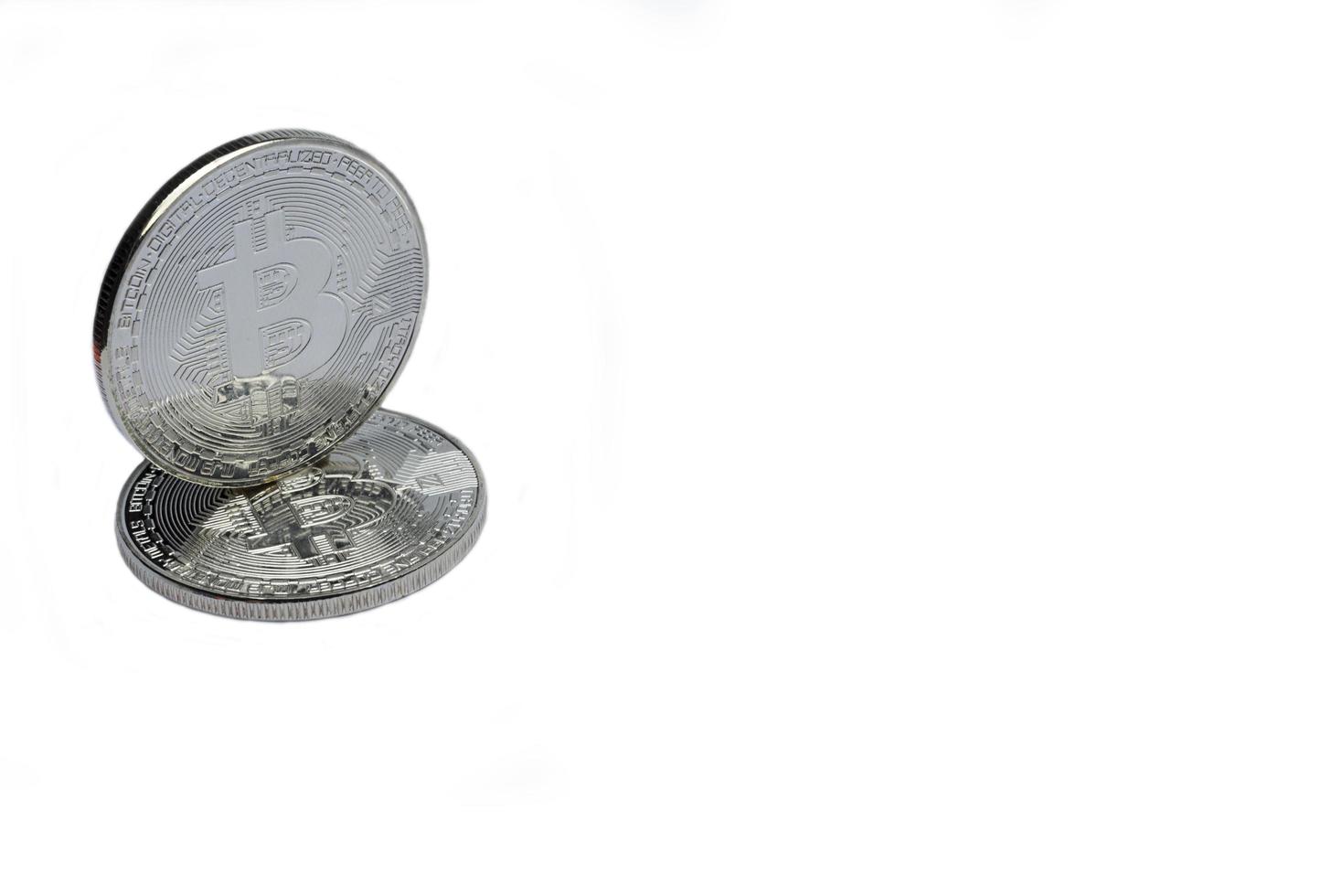 dois bitcoins de prata em um fundo branco. foto