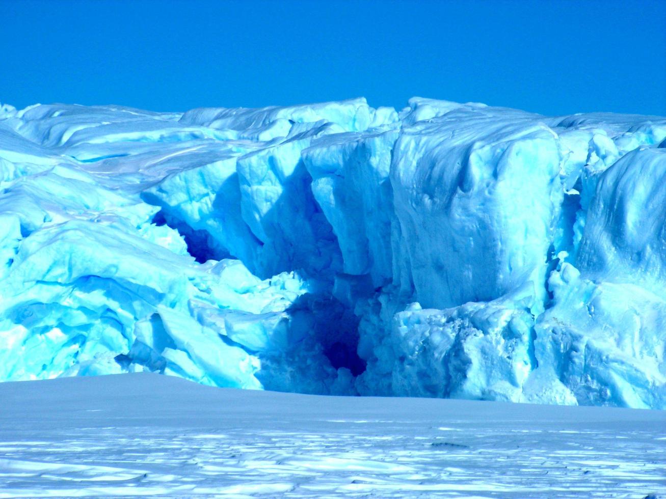 Antártica campos de gelo intermináveis icebergs no mar foto