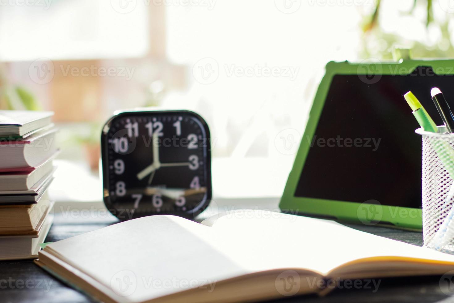 livros e tablet pc em cima da mesa. estude na escola ou universidade e conceito de educação moderna. foto