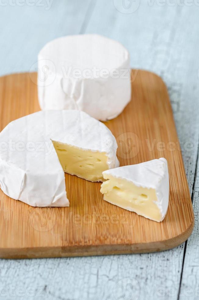 queijo camembert na tábua foto