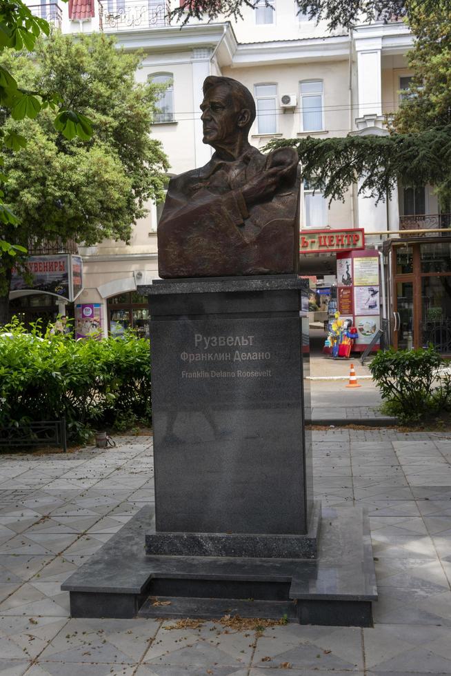 yalta, crimeia - 30 de maio de 2018 - paisagem urbana com vista para o monumento roosevelt. foto