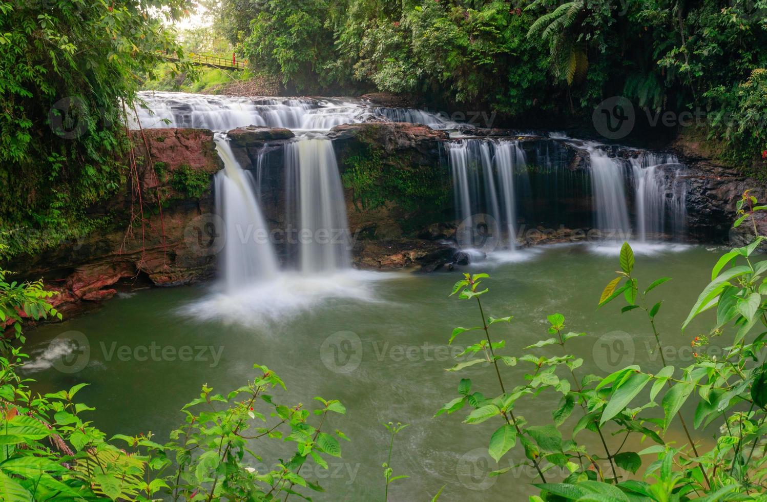 bela vista da manhã com uma bela atmosfera de cachoeira foto