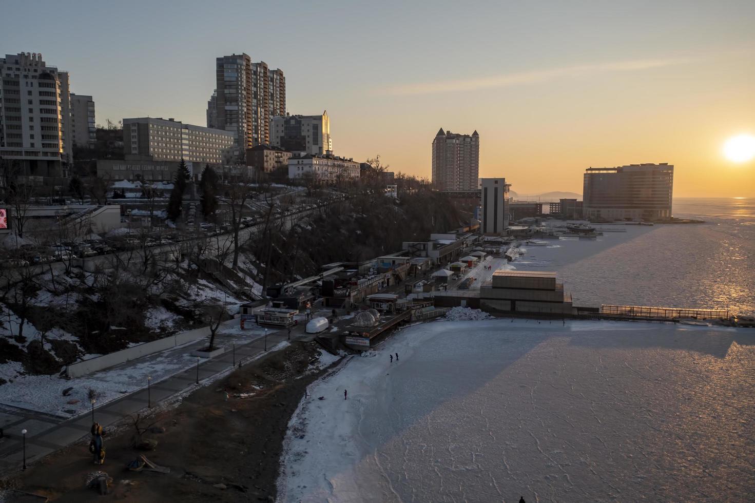 vladivostok, rússia - 7 de janeiro de 2022 - vista aérea da paisagem urbana com vista para o aterro perto da baía de amur. foto