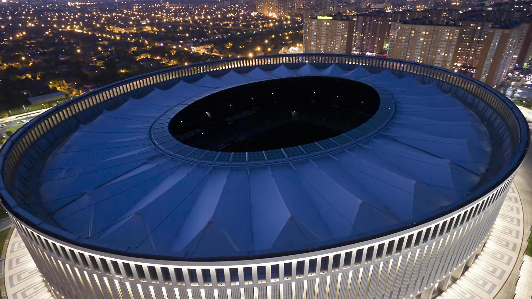 krasnodar, rússia - 8 de outubro de 2017 - panorama aéreo da paisagem urbana com vista para o estádio. foto