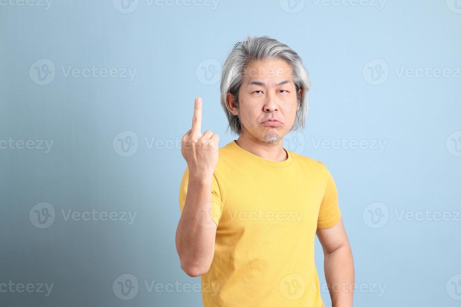 homem asiático com camiseta amarela foto